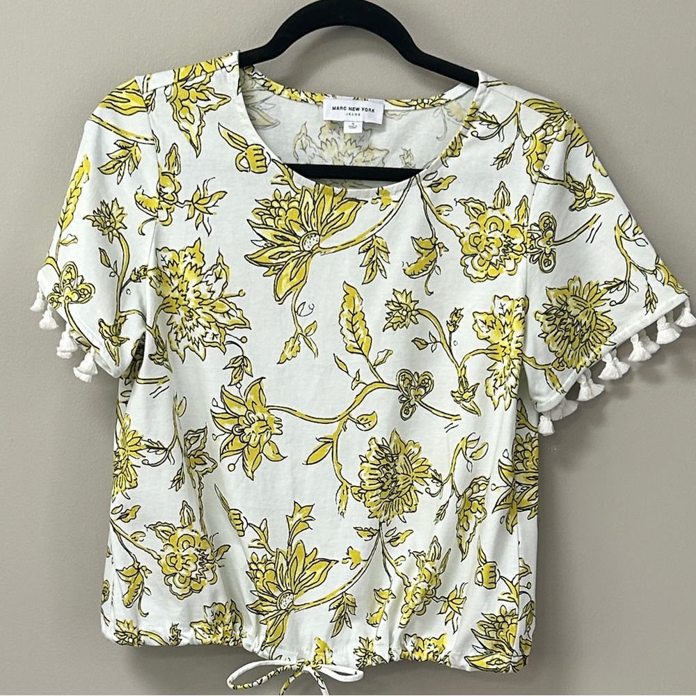 Marc New York crewneck pull over top. Synch tie at the bottom. Waist length